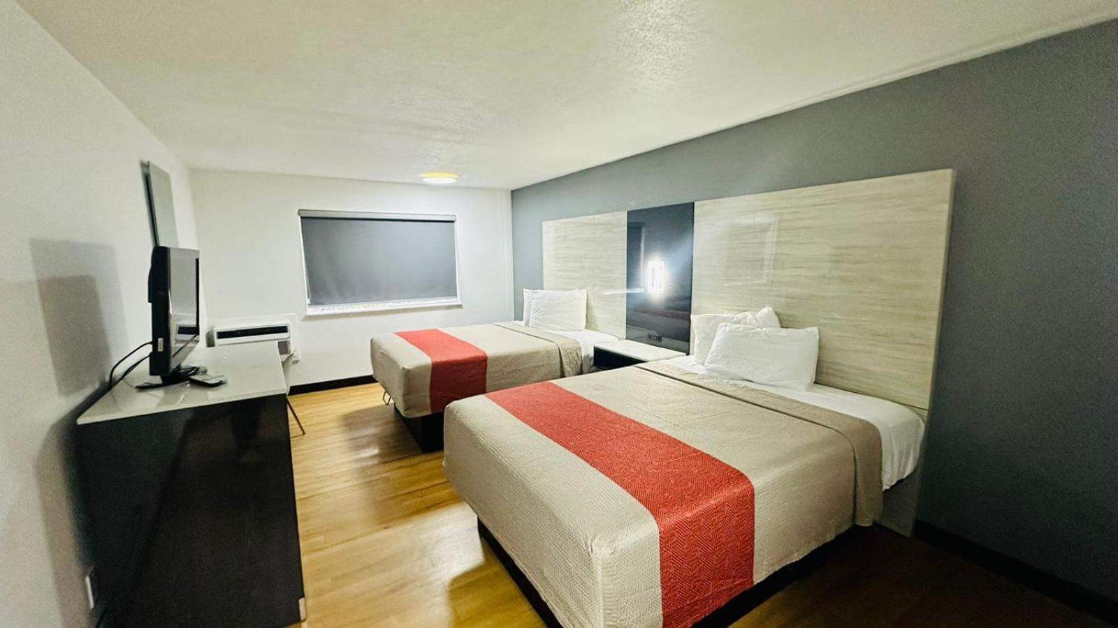 Evergreen Inn & Suites Portland (Adults Only) Eksteriør bilde